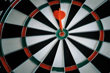 Ticari pazarlamada meydan okuma kavramı ve zeki müşterilerin erişimi. Dart strateji ya da beceridir. Dart tahtası hedef veya hedeftir. uds