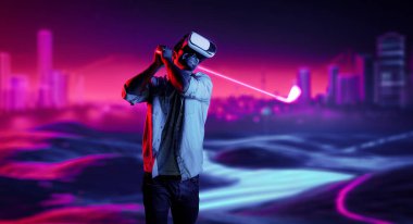 Sanal dünyaya girmek için sanal gözlük takan beyaz bir adam metaevrende golf oynuyor. Sanal gerçeklik gözlüğü kullanan yakışıklı oyuncu neon golf sahasına giriyor. Yenilik. Spor. Sapma.