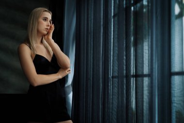 Kritik depresyon ve anksiyete bozukluğu olan genç bir kadın, yalnızlık, akıl hastalığı, ya da istenmeyen hamilelik, karanlık yatak odasında kendini cansız hissediyor. Bunaltıcı derecede olumsuz düşünce ve münzevi. Blithe