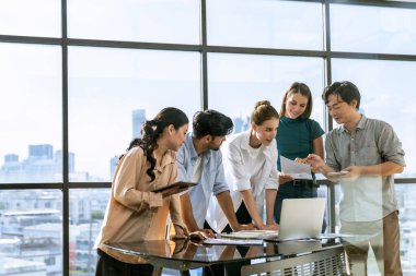 Çok kültürlü iş adamları iş fikirleri hakkında konuşuyor. Profesyonel yönetici beyin fırtınası, paylaşım, planlama pazarlama stratejisi. Modern ofiste birlikte çalışan iş ekibi. İzleme.