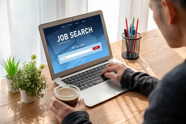 Çalışanların işe alım İnternet ağındaki iş fırsatlarını araması için mod web sitesinde online iş araması