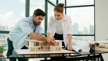 Kooperatif mimar mühendis ekibi kalem kullanarak ev modelini ölçmek için birlikte çalışıyor. Başarılı bir Kafkas iç mimari tasarım ekibi mimari model yapısını inceliyor. Tasarım. İzleme