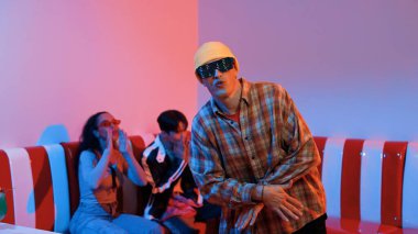 Kafkasyalı break dansçı çeşitli arkadaşlar birlikte dans ederken hareket eder. Çok kültürlü grup arkadaşını desteklemek ve cesaretlendirmek için el sallarken mutlu hipster hareketi. Mutluluk.