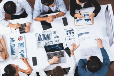 Üst düzey analist ekibi toplantı odasındaki mali verileri analiz etmek için BI Fintech 'i kullanıyor. İş anlayışı ve stratejik pazarlama planlaması için kağıt üzerinde analitik BI gösterge paneli. Tedbirli