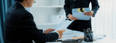 Kurumsal muhasebeci ekibi vergi iadelerini hesaplamak ve en yüksek seviyeye çıkarmak için hesap makinesi kullanır ve finansal veri raporuna dayanarak finansal performansı artırır. Panorama 'daki modern muhasebe. Kurnaz.