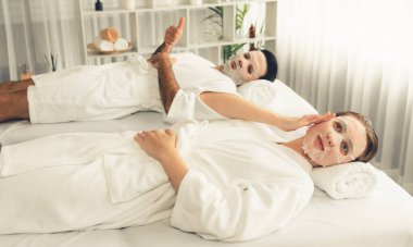 Kaplıca salonunun sakin, modern gündüz atmosferi, birkaç müşteri yüz maskesi takarak kendini yenilemeye çalışıyor. Yüz bakımı ve güzellik kozmetolojisi prosedürü. Sessiz.