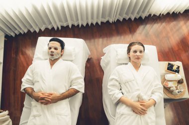 Kaplıca salonunun sakin, modern gündüz atmosferi, birkaç müşteri yüz maskesi takarak kendini yenilemeye çalışıyor. Yüz bakımı ve güzellik kozmetolojisi prosedürü. Sessiz.