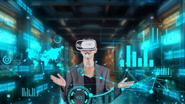Sunucuda haber dünyası veri dönüşümlü grafik analizi yapan kadın muhabir VR gelecekteki küresel yenilik iş arayüzü dijital bilgi ağı teknolojisi sanal hologramı sunuyor. Kısıtlanma.