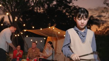 Aile tatilini kutlar, aile bireyleri için sevimli çocuk ızgara yapar. Lezzetli yemeklerle rahatlamak ve genç nesil çapraz kuşaklarla zaman geçirmek için açık hava kamp aktiviteleri. Uyumsuzluk.