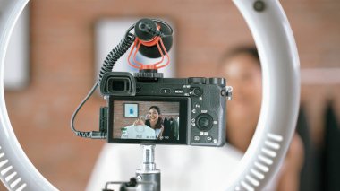 Arka görünüm, kamera ekranında kadın nüfuzunu gizler. Video görüntüleme, video görüntüleme, giysi, sosyal medya ya da blog. Canlı yayın için canlı stüdyo ışıklandırması olan kız canlı yayın pazarlama kaydı