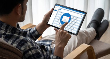 Bilgisayar ekranında rahatça görünen e-posta bildirim iletisi. Dijital pazarlama iletisi bilgi metni iş dünyasından müşteriye