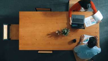 Yetenekli bir iş adamı ve proje yöneticisi toplantı masasında oturuyor. Akıllı iş kadını dizüstü bilgisayarı açar ve iş arkadaşıyla toplantı odasında çalışmaya başlar. Cemaat.