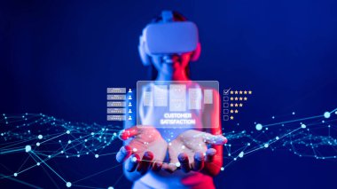 İş adamı müşteri memnuniyet değerlendirmesi verilerini analiz eder ve hizmet kalitesini artırmaya çalışır. Müşteri memnuniyeti ve sadakatini arttırmak için koz değerlendirmeleri. EIDE