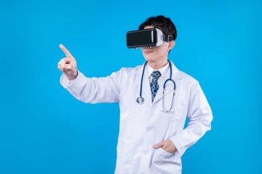 Stetoskoplu bir doktor, VR kulaklık kullanarak mavi zemin üzerinde 3 boyutlu hologram sağlık uygulaması ve tıbbi teknolojinin yenilikçi poster materyali tasarımı kullanıyor. Entrika.