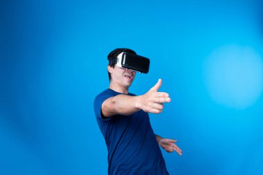 VR takan akıllı oyuncu metaevren dünyasına dönüyor, silah avcılığı oynuyor, mavi arka planda zafer hayvan avcılığı yapan fütüristik teknoloji hologramına bağlanıyor, sanal gerçeklik. Entrika.