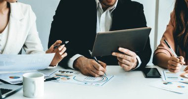 İş adamı, modern işyerindeki iş kadınlarıyla görüşmede. Kurumsal iş adamları konsepti. uds