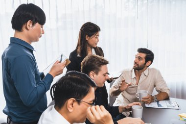 Bir grup farklı ofis çalışanı şirket ofis odasında stratejik iş pazarlama planlamasında birlikte çalışıyor. İş yeri konseptinde pozitif takım çalışması. Tedbirli