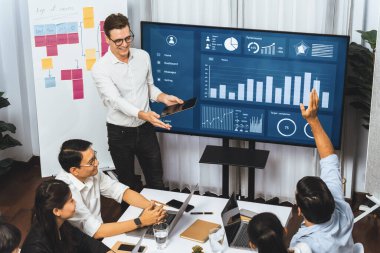 Ofiste sunum ya da analist ekibiyle toplantı odasında mali verileri analiz etmek için BI Fintech 'i kullanmak. İş adamları stratejik planlama için TV ekranında BI gösterge panelini inceliyor.