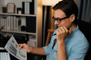 Elinde evrak tutarak gülen zeki iş adamları en çok kar getiren şirket grafiği için bilgisayarla karşılaştırıldığında paragraf dinamik veritabanı oluşturur. Bireysel.