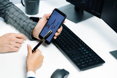 İşadamı olarak kalemle işaretlenmiş, kadın yatırımcının internet sitesi program uygulamasının akıllı telefonuyla kontrol ediliyor. İç işlerindeki dinamik borsa ile kontrol ediliyor. İnfobahn.