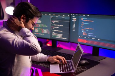 BT geliştiricisi, yazılım kodlama sistemindeki problemi çözmek için vücut esnetme, programcı kavramı neon ışık ofisinde online web sitesi veritabanı üzerinde fazla çalışmaktan yargılanıyor. Tahmin et..