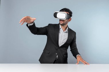 Akıllı iş adamı teknoloji yeniliklerini kullanarak veri analizini seçerken dizüstü bilgisayarla masada duruyor. Sanal gerçeklik gözlüğü ve sanal gerçeklik gözlüğü kullanan yetenekli Kafkas proje yöneticisi. Sapma.