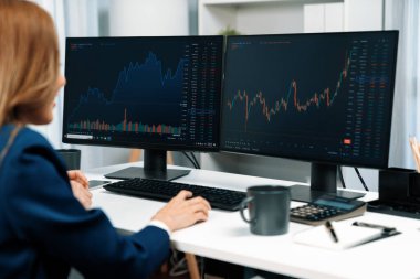 İş kadını iş ortaklarıyla dinamik borsa grafiğini analiz ediyor online web sitesi tüccarı uygulama finans yatırımı ev modern ofisindeki bilgisayarda. İnfobahn.