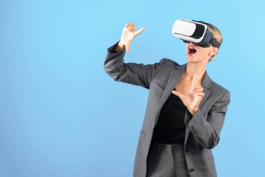 Beyaz iş kadını görsel gerçeklik dünyasını keşfetmek için heyecanlı bir şekilde durup verilere işaret ediyor. VR gözlük ve takım elbise giyen yetenekli bir proje yöneticisi. Teknoloji yeniliği konsepti. Kısıtlanma.