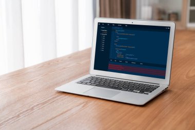 Model uygulama ve program kodlaması için bilgisayar ekranında yazılım geliştirme programlama