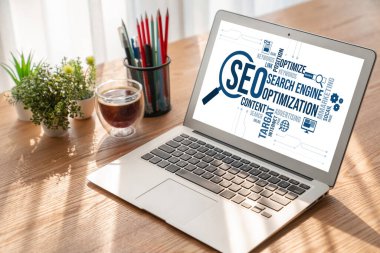 Model e-ticaret için SEO arama motoru optimizasyonu ve bilgisayar ekranında gösterilen çevrimiçi perakende işi