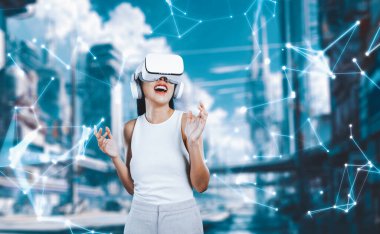 Kadın standı beyaz VR kulaklık takıyor ve beyaz kolsuz bağlantı metaverse, gelecekteki teknoloji siber uzay topluluğu yaratıyor. Etrafına bakıyor ve meta 'da fantezi inşa etmekten zevk alıyor. Halüsinasyon.