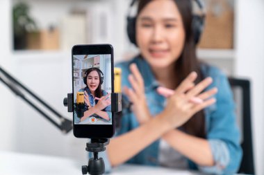 Yaratıcı yayıncı genç ve güzel Asyalı 'nın sunucu kanalındaki seçici odaklı telefon stüdyodaki dinleyiciyle günlük hayatta pazarlamayı veya danışmanı desteklemek için online olarak konuşuyor. Taktik.