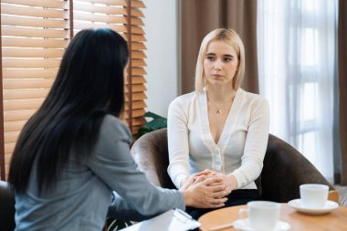 Psikolojik akıl sağlığı danışmanlığı ya da terapi seansındaki genç ve profesyonel bir hastadan akıl hastalığı teşhisi koyarken yardım istemek. Zihinsel tedavi seansı. Blithe