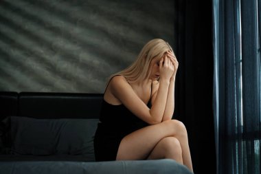 Kritik depresyon ve anksiyete bozukluğu olan genç bir kadın, yalnızlık, akıl hastalığı, ya da istenmeyen hamilelik, karanlık yatak odasında kendine sarılıyor. Bunaltıcı olumsuz düşünce. Blithe