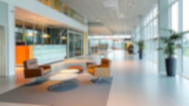 Modern ofisteki toplantı odasının bulanık arka planı. Geniş ofis lobisi, oturma alanı ve modern dekorasyonu var. Çağdaş ticari iç tasarım. Poster, duvar kağıdı ve afiş için tasarım. Aktar.