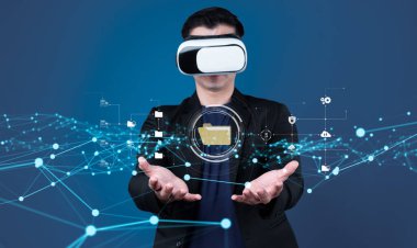 Verimli çalışma süreçleri için çevrimiçi belge dizinlerini yöneten iş adamı. Tüm önemli çevrimiçi belgelerinize kolayca güvenli ve hızlı bir şekilde erişim sağlayın. FaaS