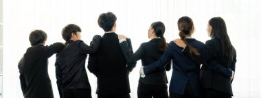 Ofis çalışanlarının panoramik afişi, arkadaşlık duruşu, başarılı takım çalışması ve iş istihdamı, İK işe alım konseptini simgeliyor. Kurnaz.