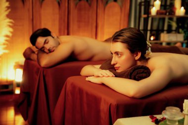 Kafkas çift müşterileri stres önleyici spa masajının keyfini çıkarıyorlar ve lüks otel veya otellerde sıcak mum ışığında güzellik derisi eğlenceleriyle şımartıyorlar. Sessiz.