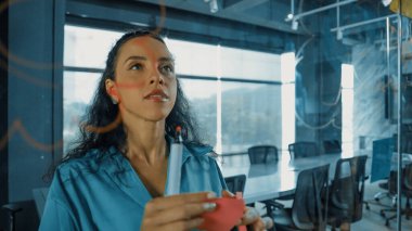 Genç İspanyol çalışanlar renkli yapışkan notlar yazıyorlar. Akıllı iş kadını pazarlama fikrini, beyin fırtınası stratejisini, iş planını paylaşıyor. Proje yöneticisi zihin haritası çiziyor. - Yakın çekim. Yönlendirici.