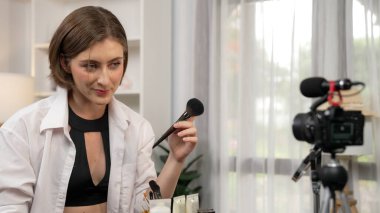 Kadın Etkilenen Vlog video görüntülerini canlı yayınlıyor Makyaj primi sosyal medya veya blog. Kozmetik stüdyosu ışıklandırmalı mutlu genç kız çevrimiçi pazarlama oturumu yayını için..