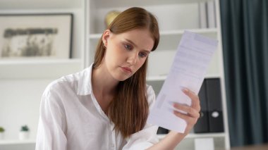 Stresli genç bayanın kredi kartı borçlarıyla ilgili mali sorunları var. Kötü kişisel para ve mortgage ödeme yönetimi krizinden korunmak için. Kadınlar aşırı harcama yüzünden finansal iflastan endişe ediyorlar.