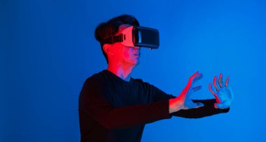 Elinde basketbol oyuncusuyla Asyalı bir sporcu dijital fütüristik hologram teknolojisi metaevren dünyasını bağlayan neon portre sporları eğitiminde sanal alanı keşfediyor. Entrika.