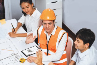 Çeşitli inşaat mühendisi ve müvekkil grupları, mimari proje üzerinde başarılı bir anlaşma yaptıktan, inşaat planını gözden geçirdikten ve toplantı masasında plan oluşturduktan sonra kutlama ve beşlik çakışma yaptılar.