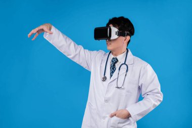 VR kullanan steteskoplu bir doktor mavi arka planda araştırma hastalığı verilerini tutuyor. Poster, afiş ve eğitici materyal yenilikleri için tıbbi teknoloji tasarımı 3 boyutlu hologram. Entrika.