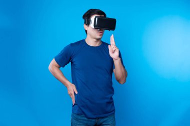 VR takan akıllı oyuncu metaevren dünyasına dönüyor, silah avcılığı oynuyor, mavi arka planda zafer hayvan avcılığı yapan fütüristik teknoloji hologramına bağlanıyor, sanal gerçeklik. Entrika.