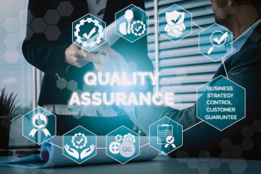 Kalite Güvencesi ve Kalite Kontrol Konsepti - Modern grafik arayüzü sertifikalı standart süreç, ürün garantisi ve müşteri memnuniyeti için kalite iyileştirme teknolojisini gösteriyor. uds