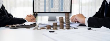 Kurumsal muhasebeci, vergi iadelerini hesaplamak ve maksimuma çıkarmak için dizüstü bilgisayar üzerinde muhasebe yazılımı kullanır ve Panorama 'daki iş yatırım yığını madeni para konseptiyle finansal performansı artırır. Kurnaz.