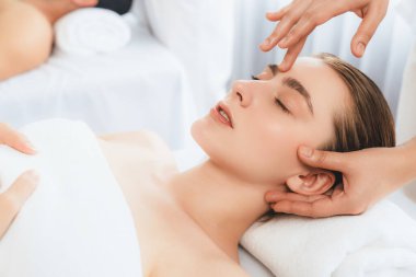 Kafkasyalı çift stres önleyici kafa masajının keyfini çıkarıyor ve lüks otellerde ya da otel spa salonlarında gündüz kaplıcalarında yüz güzelliği eğlencelerini şımartıyor. Sessiz.