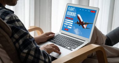 Online uçuş rezervasyon sitesi mod rezervasyon sistemi sağlar. Seyahat teknolojisi kavramı .