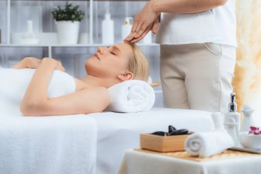 Kafkasyalı kadın stres önleyici kafa masajından ve lüks tatil beldesi ya da otel spa salonundaki modern ışık ortamında yüz güzelliği eğlencelerini şımartmaktan hoşlanıyor. Sessiz.